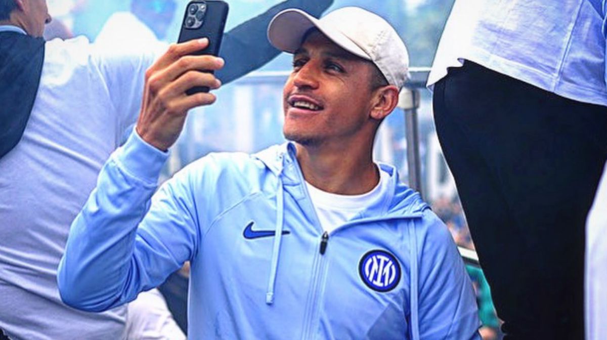 Alexis Sánchez en pleno festejo del Inter y pensando en su posible vuelta a River. Alexis Sánchez en pleno festejo del Inter y pensando en su posible vuelta a River.