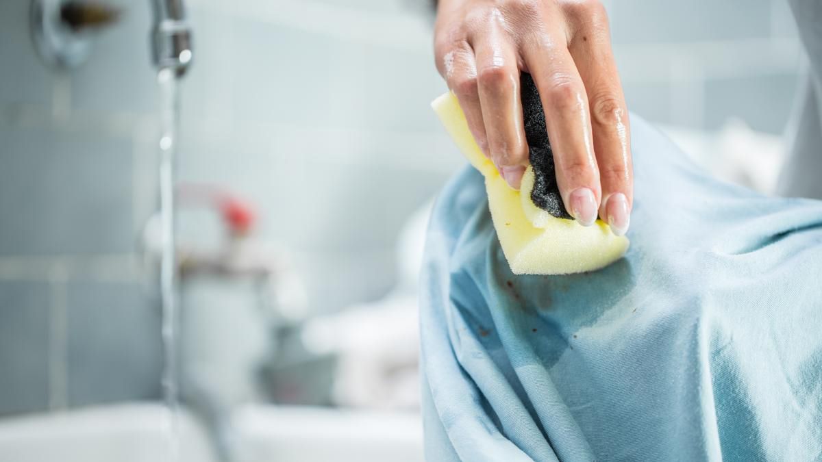 Eliminá las manchas de la ropa con un producto que actúa solo