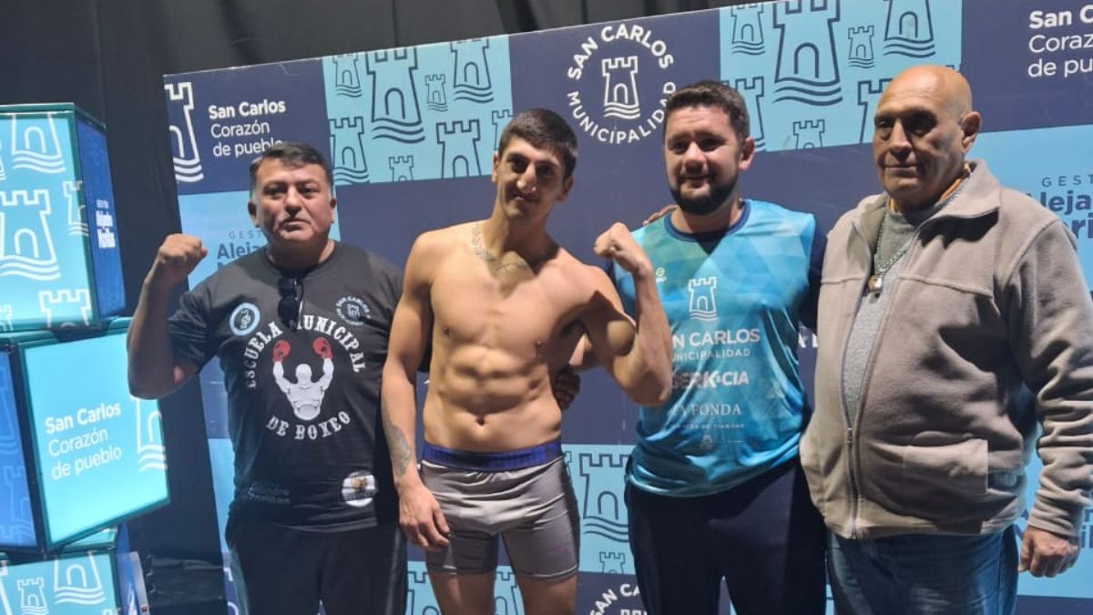 Todo listo para la velada de boxeo profesional en San carlos. El local Mauro Larraín posa junto a su entrenador Gustavo Latorre (izq.), el Director de Deportes de San Carlos Damian Dellagaspera, y Oscar Gualpa de la Federación Mendocina de Box.
