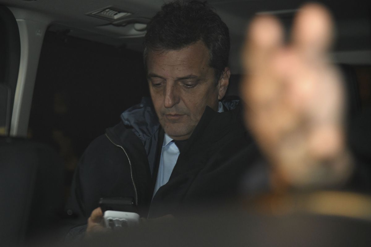 Sergio Massa mirando el celular seguramente estallado de mensajes. Sergio Massa mirando el celular seguramente estallado de mensajes.