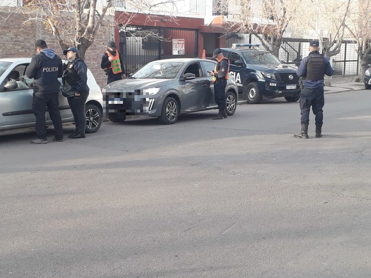 La Policía identificó personas y controló vehículos. La Policía identificó personas y controló vehículos.