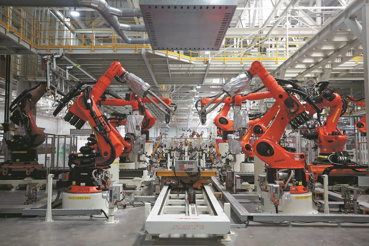 Se observan robots de producción inteligentes en un taller en Hefei, provincia de Anhui. DU XIAOYI / XINHUA