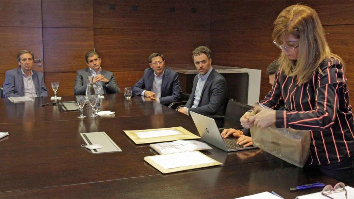 El intendente Emir Félix (primero a la izquierda) en la punta de la mesa observando el proceso licitatorio.