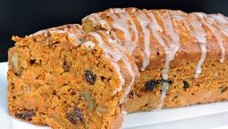 El budín de zanahoria y manzana es una receta simple y nutritiva sin harina ni azúcar. Foto: gentileza Bocatus.com.