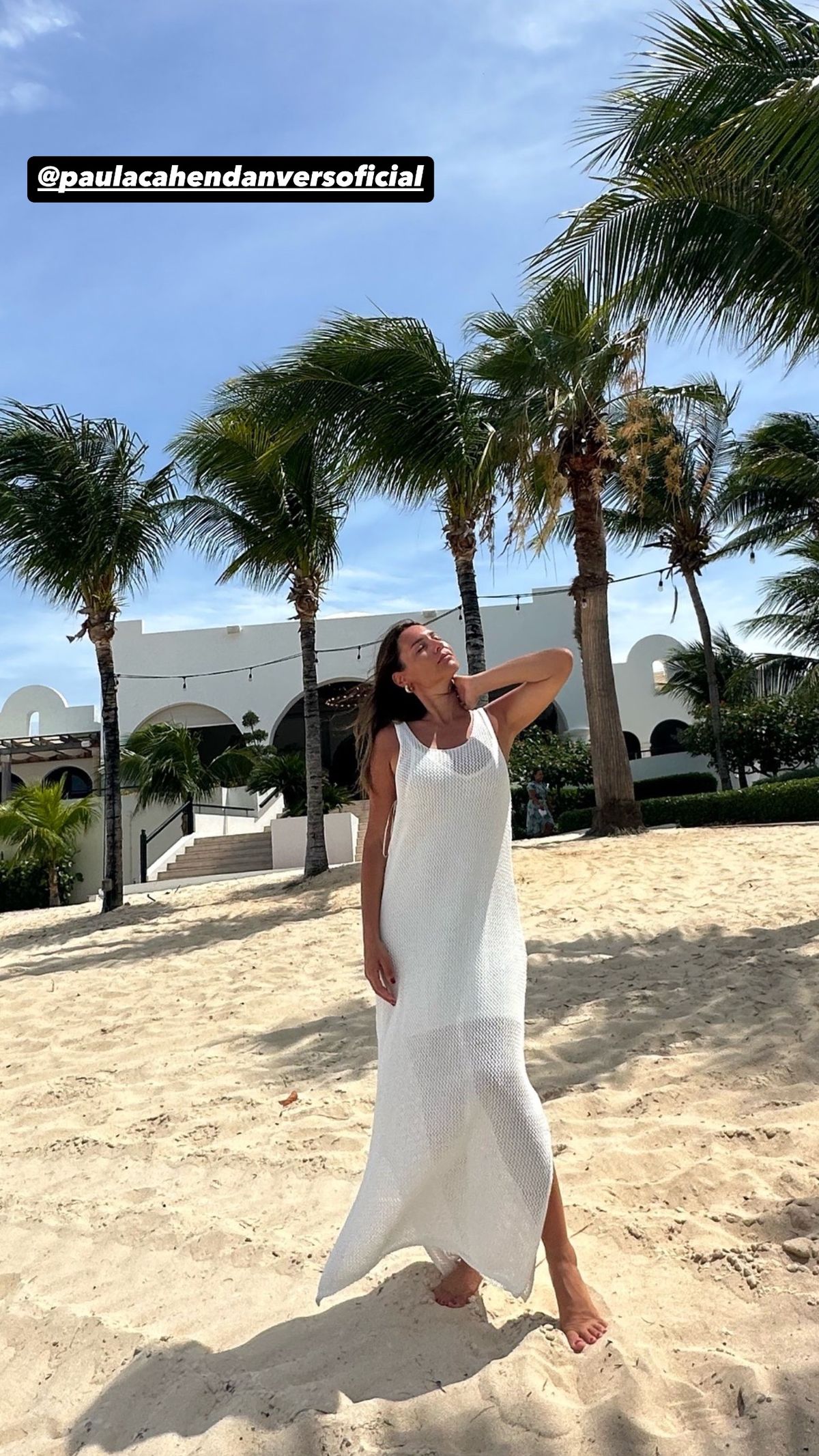  Pampita se muestra desde el Caribe y confirma que es la reina de las transparencias playeras XS.