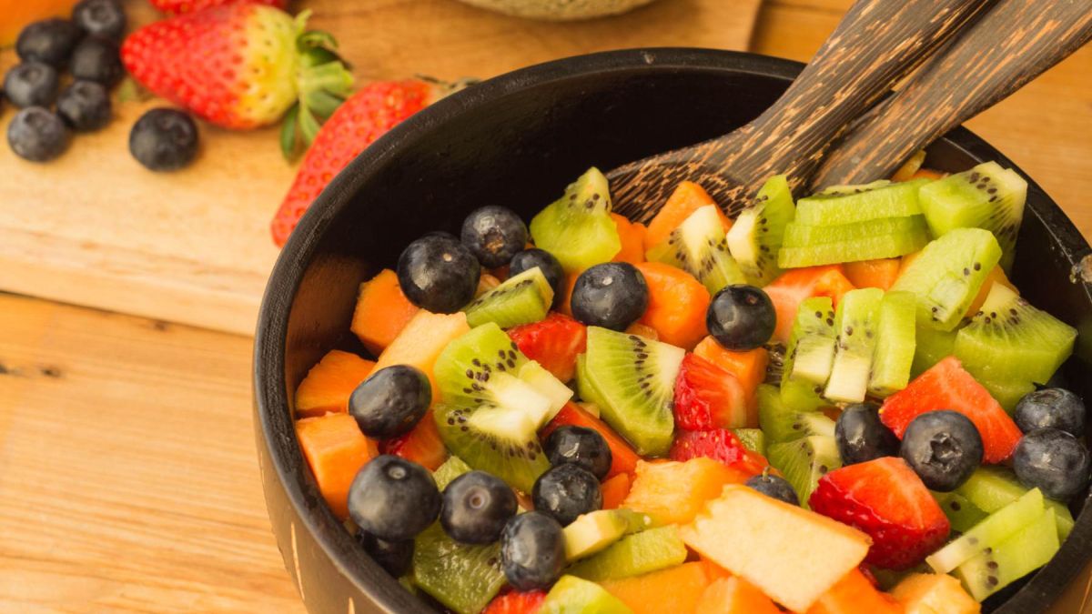 La ensalada de frutas es uno de las mejores recetas para aliviar el calor del verano.