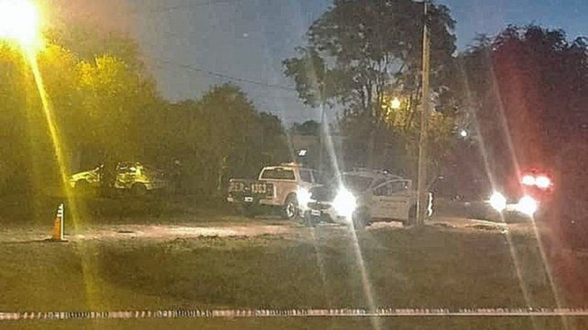 Los vecinos que viven cerca del baldío, en Entre Ríos, escucharon una discusión a los gritos, llamaron a la Policía, y los efectivos encontraron el cuerpo sin vida de una mujer y buscan a su pareja