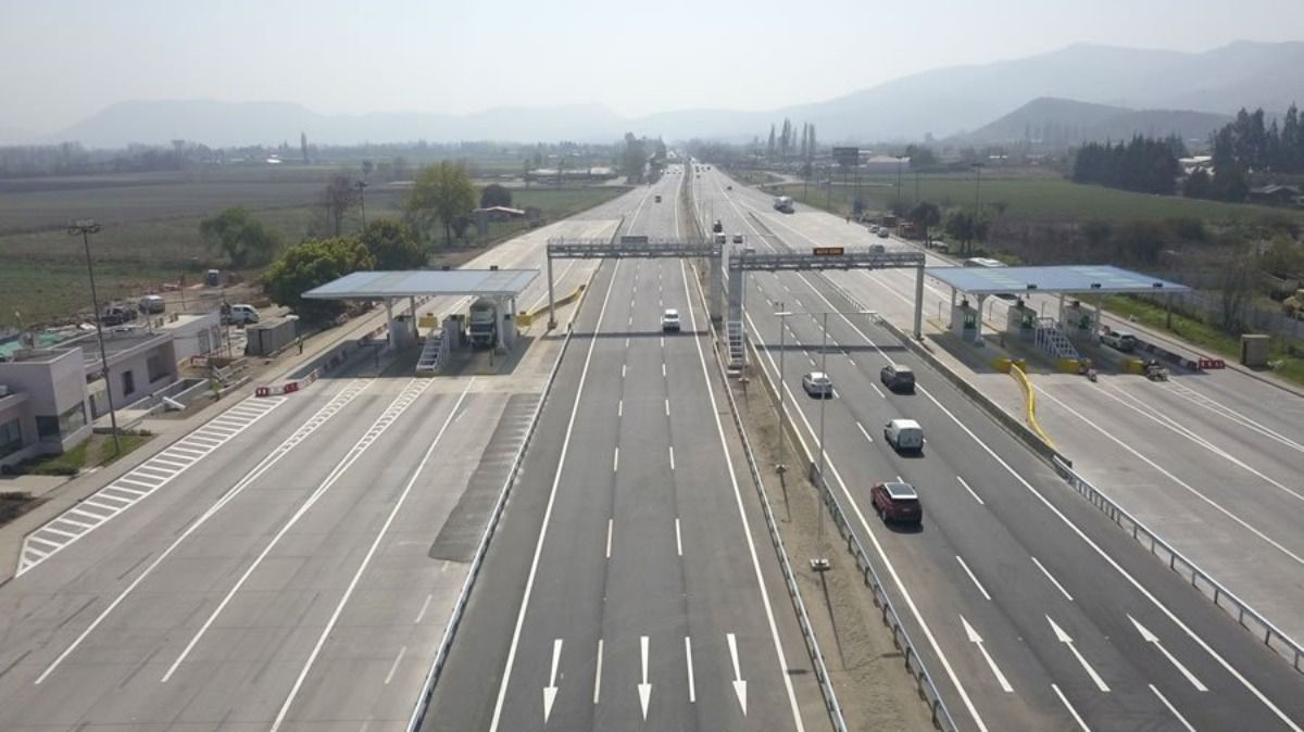 Chile cuenta con muy buenas rutas. Para circular por muchas de ellas se cobra peaje. Chile cuenta con muy buenas rutas. Para circular por muchas de ellas se cobra peaje.