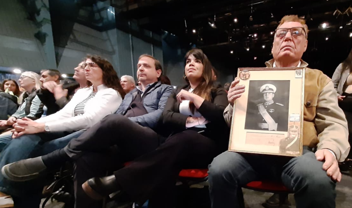 Mística. En la sala abundaron los gestos simbólicos, tanto entre los oradores como entre los que escuchaban.