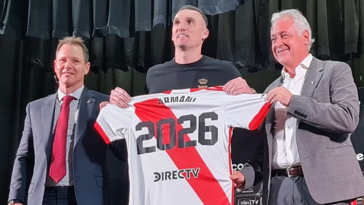 Brito, Armani y Patanián tras la firma del nuevo vínculo.