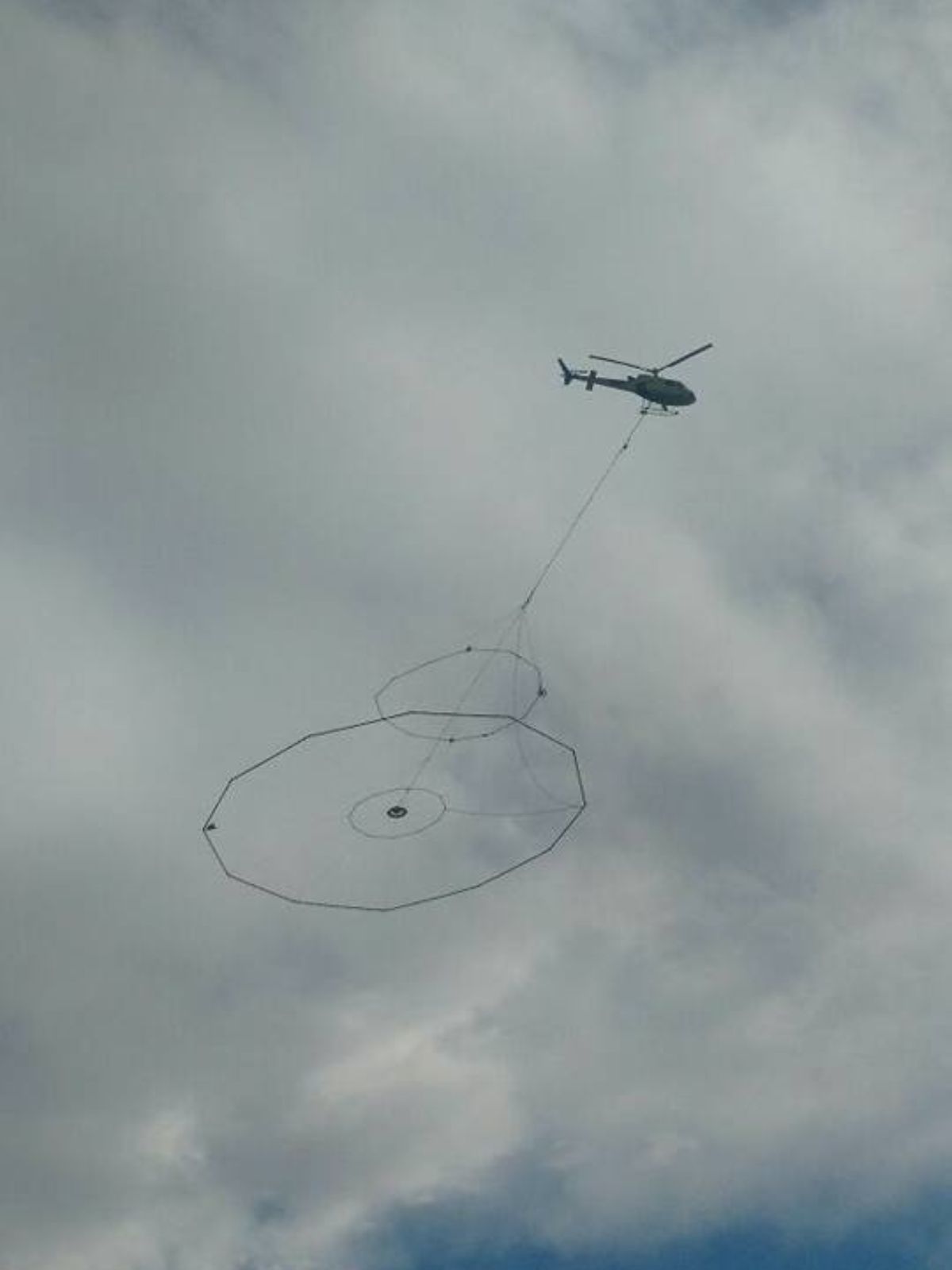 Usos múltiples. El helicóptero en San Juan, arrastrando antenas para la búsqueda minera.