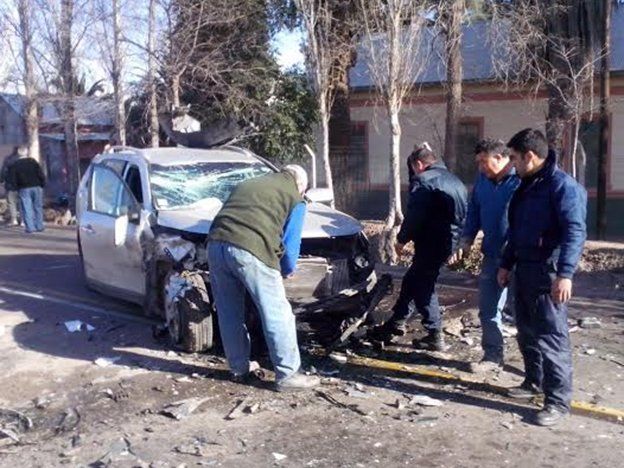 Un chico murió y otras dos personas fueron internadas tras un violento accidente en el Este