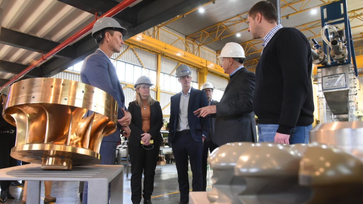 La vicegobernadora Hebe Casado acompañó a los empresarios mineros australianos de las firmas Mining Plus y Byrnecut a visitar la fábrica IMPSA / Foto: Prensa Senado de Mendoza