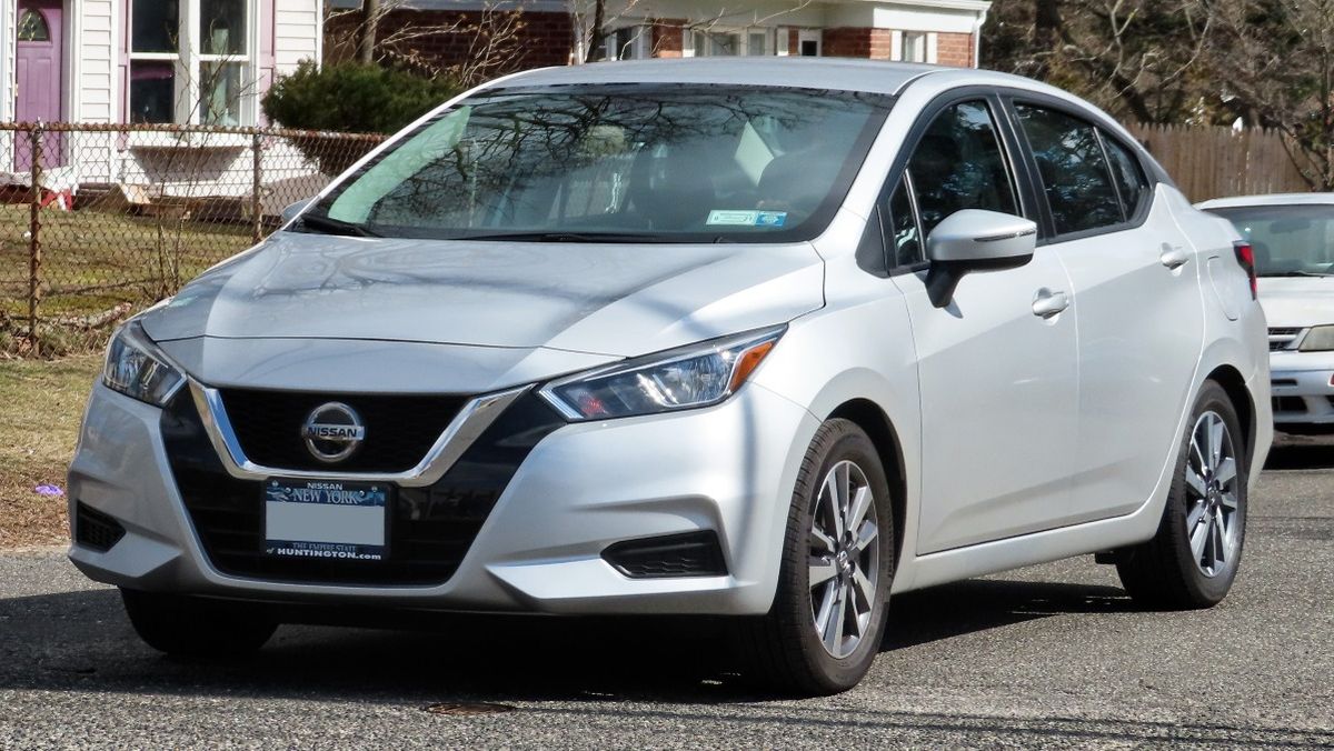 Un Nissan Versa como el que se llevó el acusado.