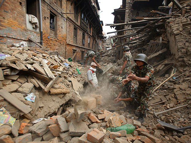 Nepal insta a rescatistas en la capital a volver a sus casas