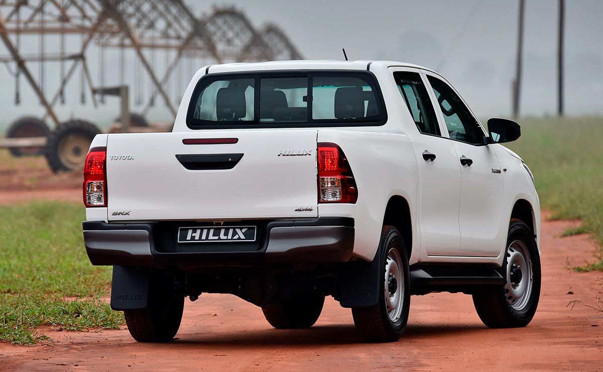 La Hilux doble cabina más económica tiene un motor 2.4 turbodiésel con cuatro cilindros en línea, inyección directa y una potencia de 150 CV La Hilux doble cabina más económica tiene un motor 2.4 turbodiésel con cuatro cilindros en línea, inyección directa y una potencia de 150 CV