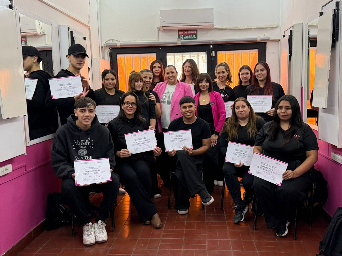 (en el centro) Erica Gómez, directora de Academia Amelie junto a Gabriela Alé, directora Ejecutiva de Fundación Grupo América acompañando la alegría de los nuevos becarios 2026.