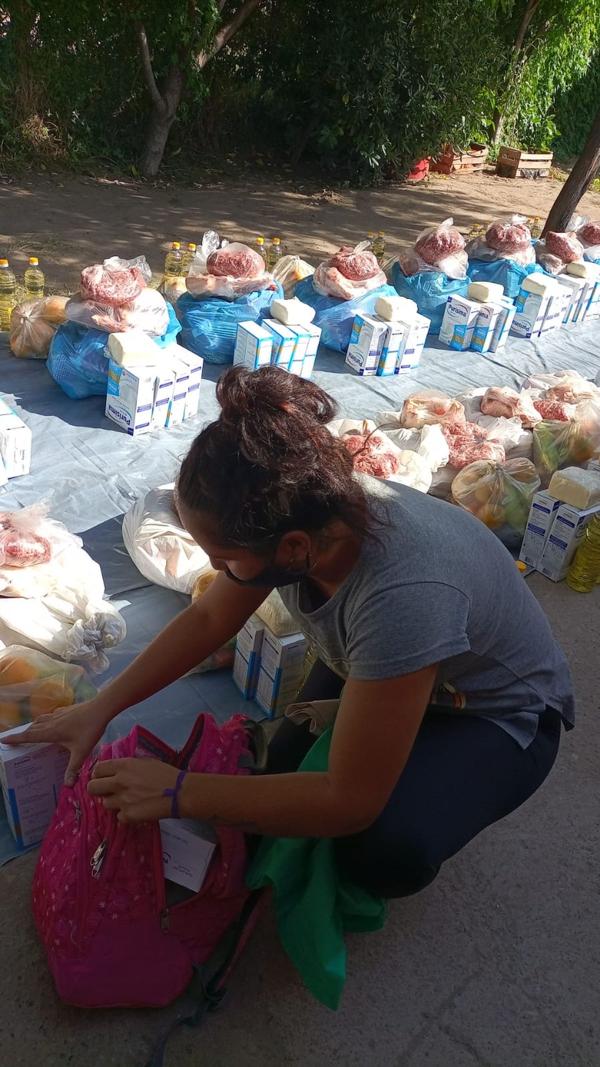 Los bolsones de alimentos que reparte FEDEM.