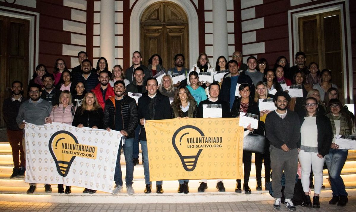 Entre otras actividades, la Fundación Cívica impulsa un programa de voluntariado legislativo que les abrió el camino de la militancia a muchos jóvenes de Godoy Cruz. En la foto, junto a Tadeo García Zalazar, el intendente departamental.