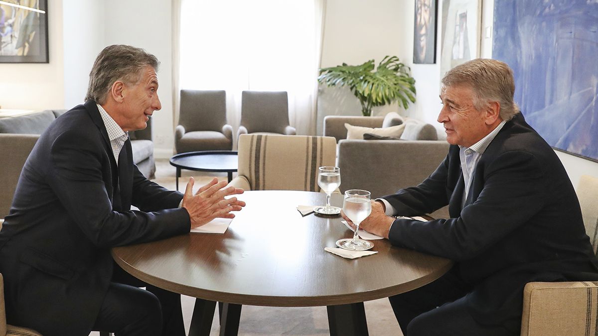 Mauricio Macri y el exministro de Defensa Oscar Aguad.