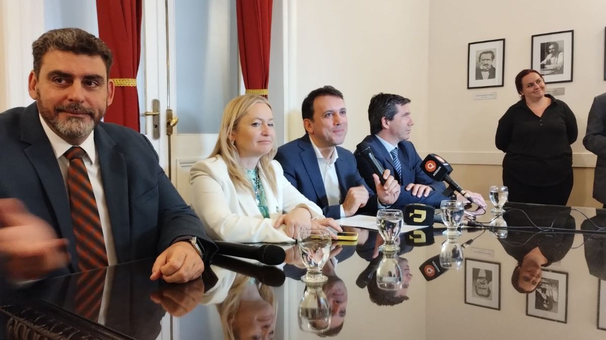 El senador Martín Kerchner; la vicegobernadora, Hebe Casado; y el ministro de Educación, Cultura e Infancias, Tadeo García Zalazar. Se reunieron este jueves en la Legislatura.