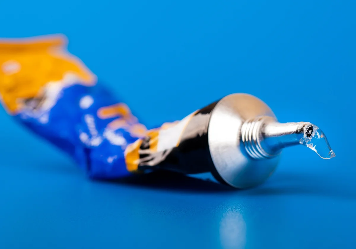 Con el bicarbonato, el efecto del pegamento se ve potenciado.