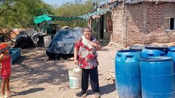 Gladys Flores no tiene ventilador. Se refugia en un pañuelo mojado ante la falta de agua y el calor en El Challao. Foto: Gentileza.