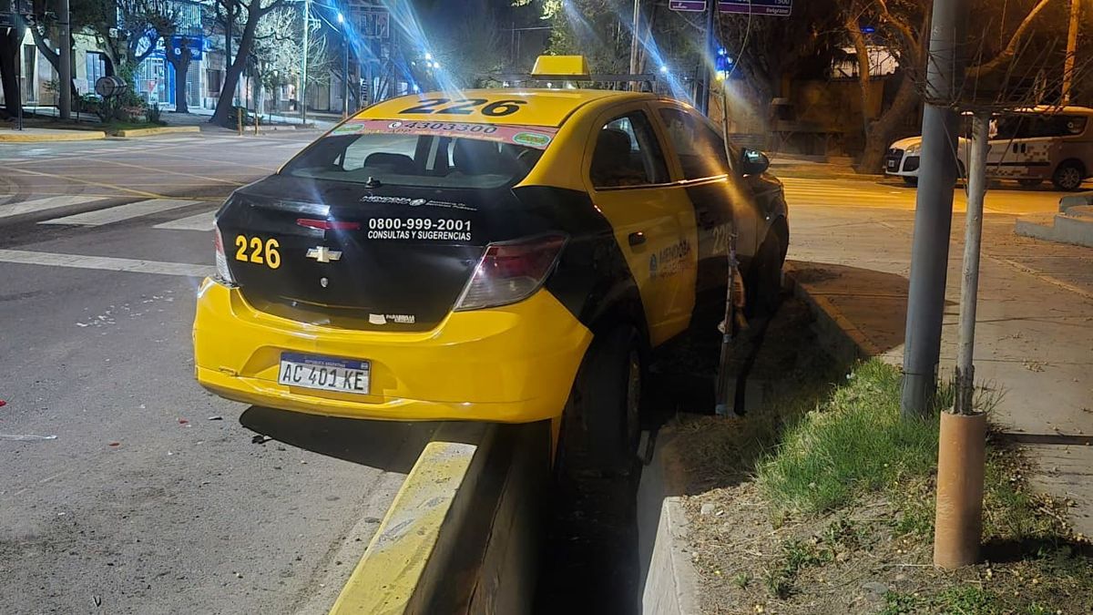 El taxi tenía daños en la parte de atrás por un accidente y quedó allí sobre calles Mitre y Gomensoro, de Guaymallén. El taxi tenía daños en la parte de atrás por un accidente y quedó allí sobre calles Mitre y Gomensoro, de Guaymallén.