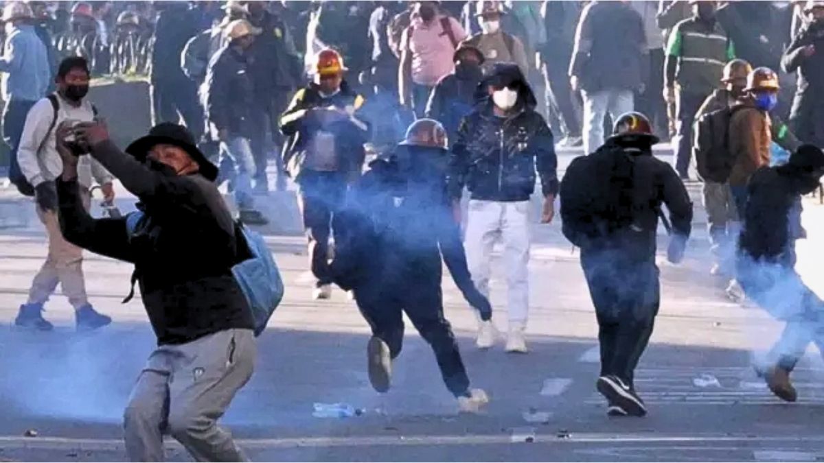 La mayoría de las rutas nacinales de Bolivia están cortadas. Se recrudecen las protestas.