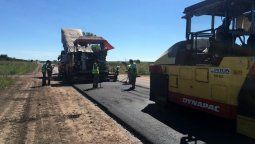 Comenzó el asfaltado en la Ruta 51 desde Larroque hacia Irazusta Comenzó el asfaltado en la Ruta 51 desde Larroque hacia Irazusta
