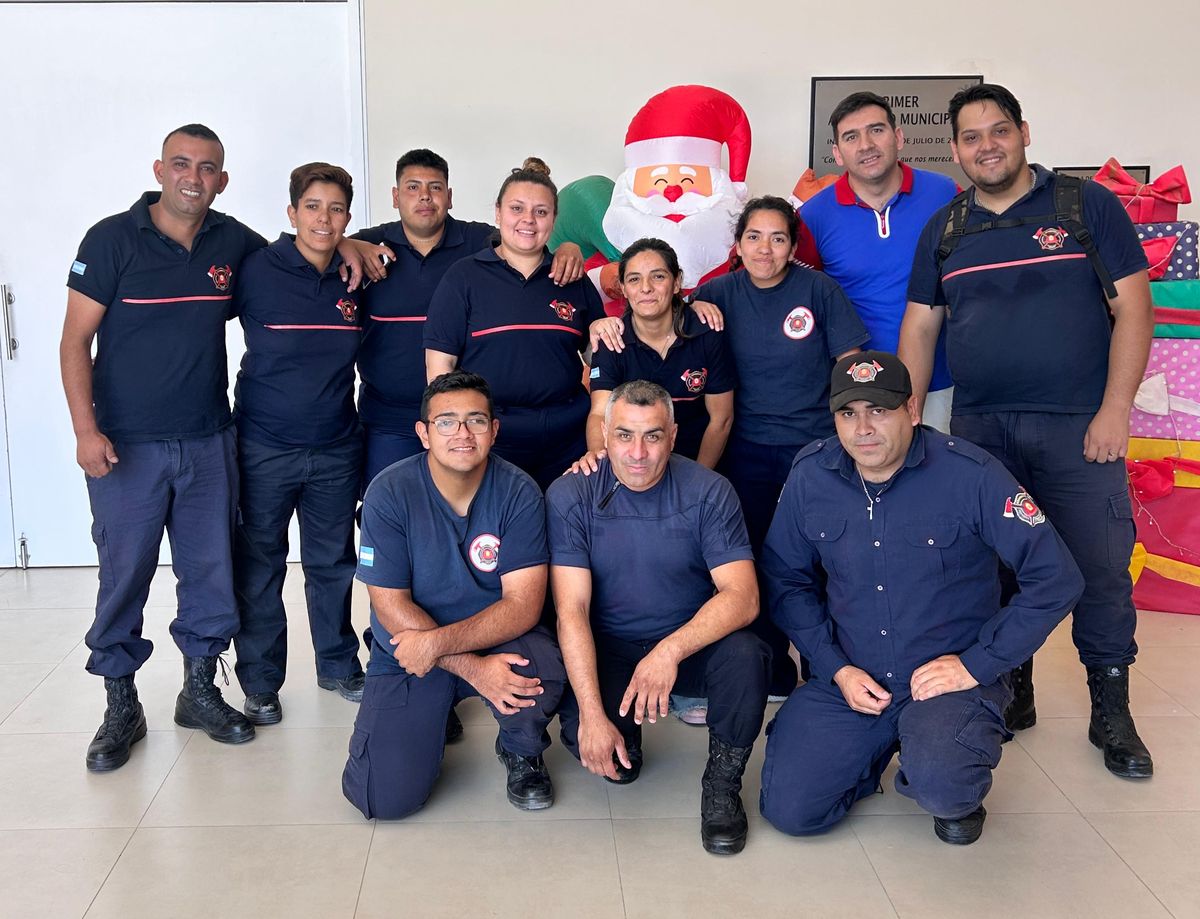 El equipo de Bomberos Voluntarios de Santa Rosa pide que la comunidad se comprometa con la tarea solidaria que ellos realizan. El equipo de Bomberos Voluntarios de Santa Rosa pide que la comunidad se comprometa con la tarea solidaria que ellos realizan.