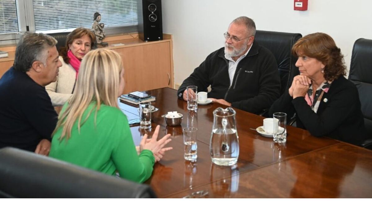 Hebe Casado, Alfredo Cornejo, Esther Sánchez, Miguel Miatello y Viviana Parra. Hebe Casado, Alfredo Cornejo, Esther Sánchez, Miguel Miatello y Viviana Parra.