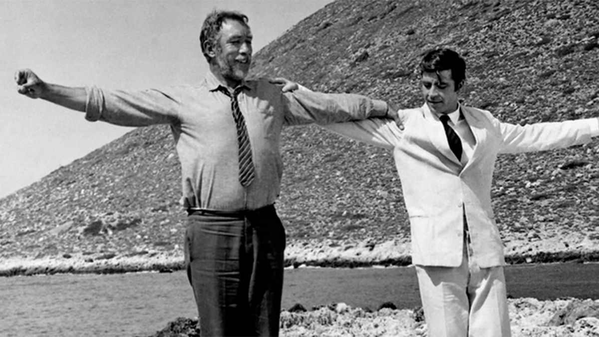 La célebre escena de Zorba, el griego que inmortalizó a Anthony Quinn y lo convirtió en una leyenda del cine.