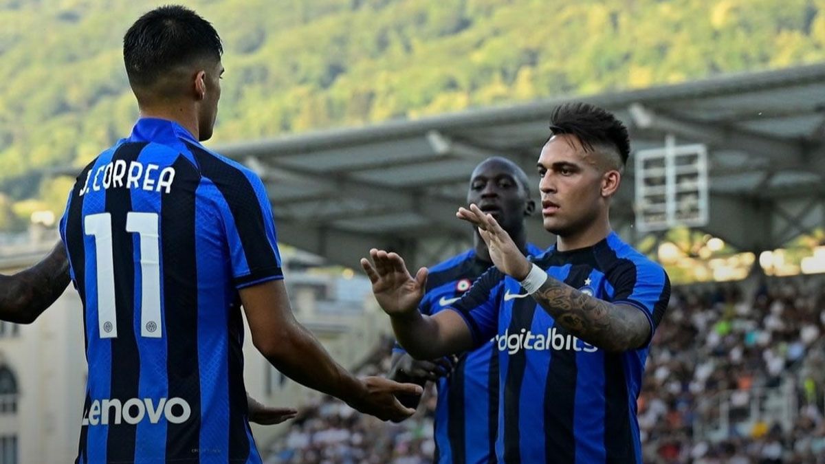 Joaquín Correa y Lautaro Martínez festejando un gol para el Inter.