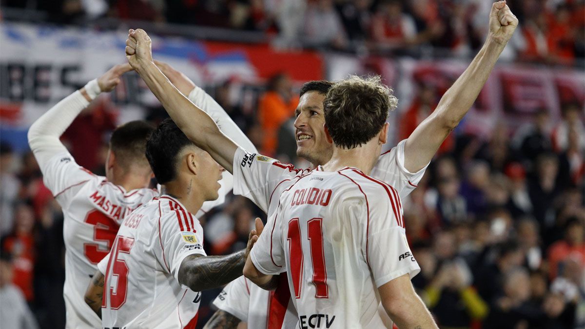 Nacho Fernández festeja un gol de River con sus compañeros.