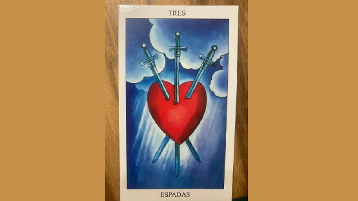 En el tarot, este arcano menor señala el momento en que el corazón se abre a la verdad y encuentra claridad tras la confusión. En el tarot, este arcano menor señala el momento en que el corazón se abre a la verdad y encuentra claridad tras la confusión.