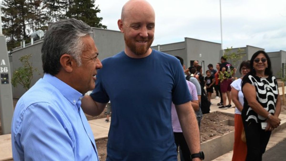 Alfredo Cornejo junto al intendente de Luján de Cuyo, Esteban Alasino, en el barrio Ruta 82. Alfredo Cornejo junto al intendente de Luján de Cuyo, Esteban Alasino, en el barrio Ruta 82.