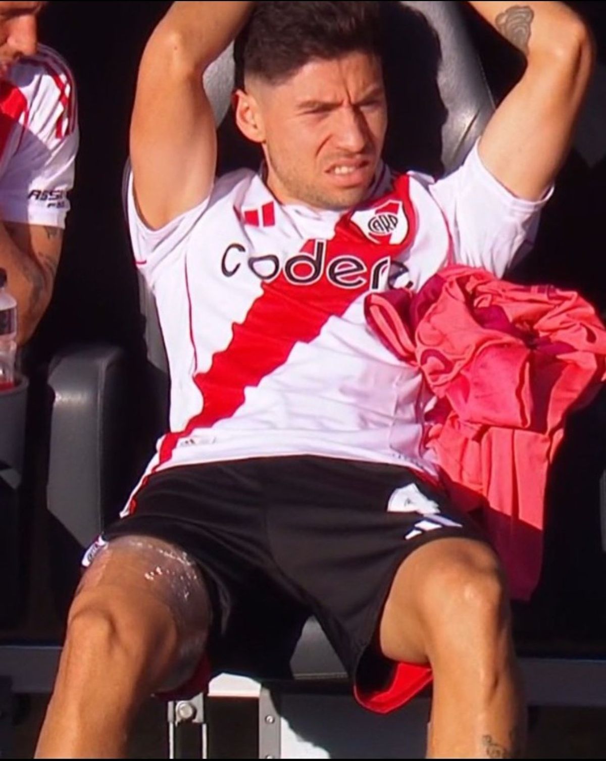 Gonzalo Montiel debi&oacute; salir en el entretiempo del supercl&aacute;sico ante Boca.