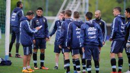 Bauza pateó el tablero y sacó a dos históricos del once titular