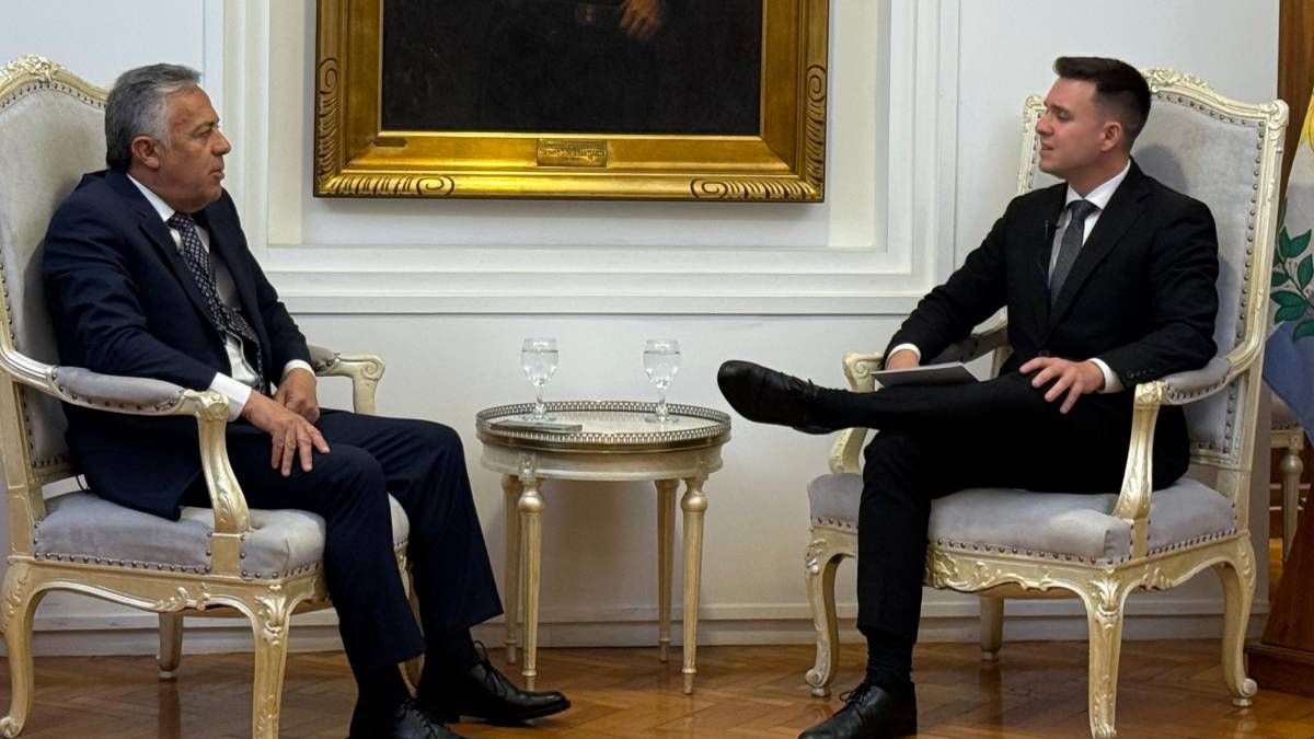 El gobernador Alfredo Cornejo recibió a Julián Imazio, periodista de El Siete, en Casa de Gobierno. Mano a mano del equipo de 7D con el radical que conformó un frente con Javier Milei. El gobernador Alfredo Cornejo recibió a Julián Imazio, periodista de El Siete, en Casa de Gobierno. Mano a mano del equipo de 7D con el radical que conformó un frente con Javier Milei.
