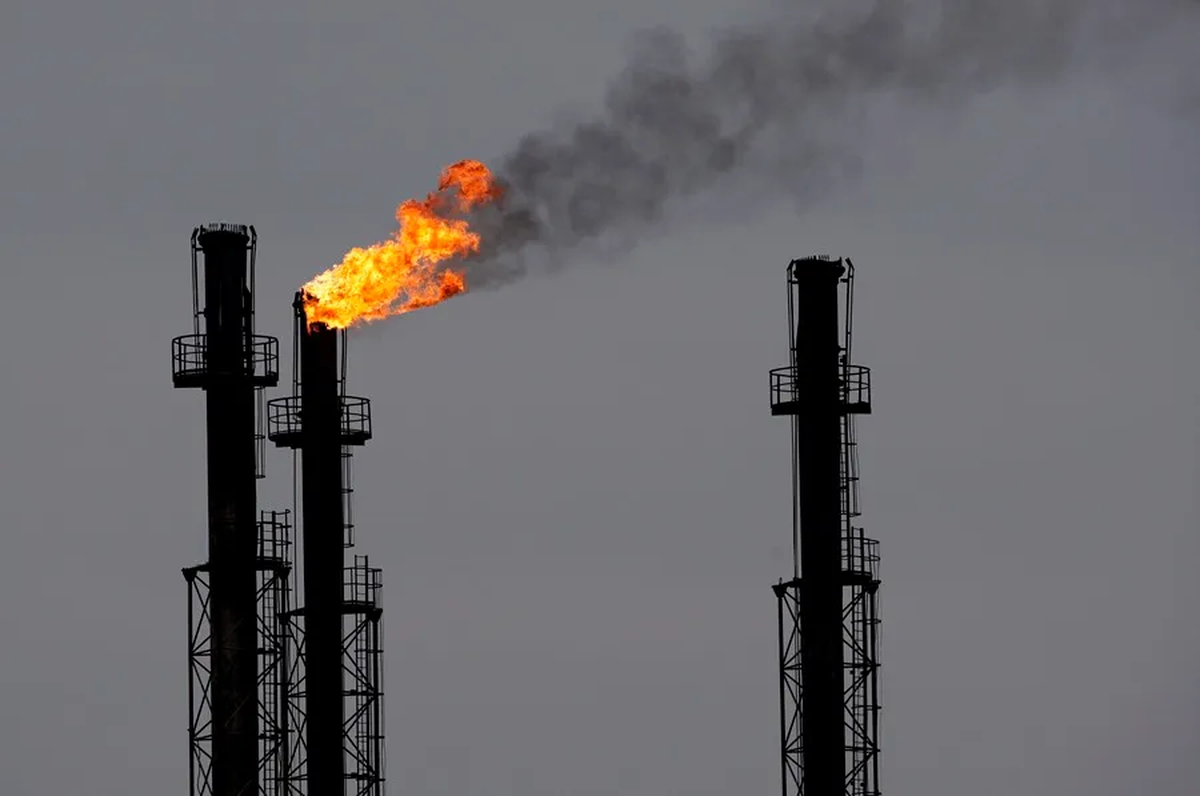 Chimeneas en una refinería de gas y petróleo. Crédito: EFE/Robert Ghement.