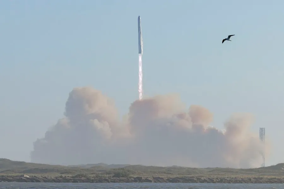 El cohete Starship de SpaceX despegó de las instalaciones Starbase de la compañía en Boca Chica, Texas. Crédito: EFE/EPA/Michael Gonzalez. El cohete Starship de SpaceX despegó de las instalaciones Starbase de la compañía en Boca Chica, Texas. Crédito: EFE/EPA/Michael Gonzalez.