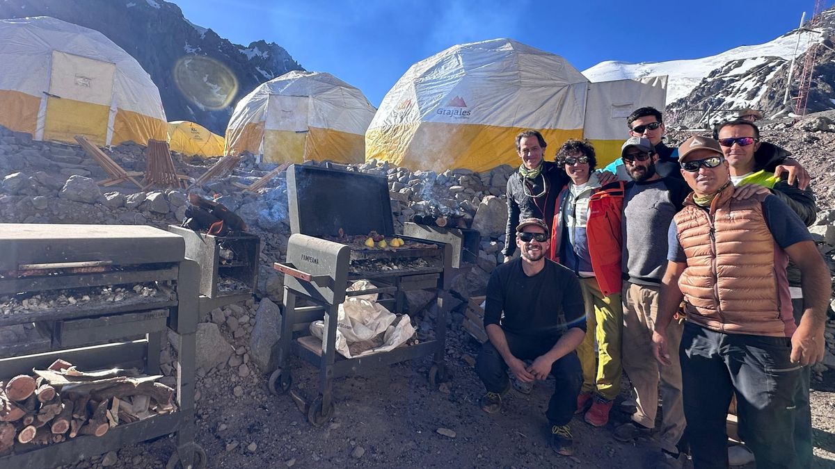 Con un gran asado, la expedición Aconcagua, crónicas de la cumbre, se despidió del campamento Plaza de Mulas para partir hacia la cumbre.