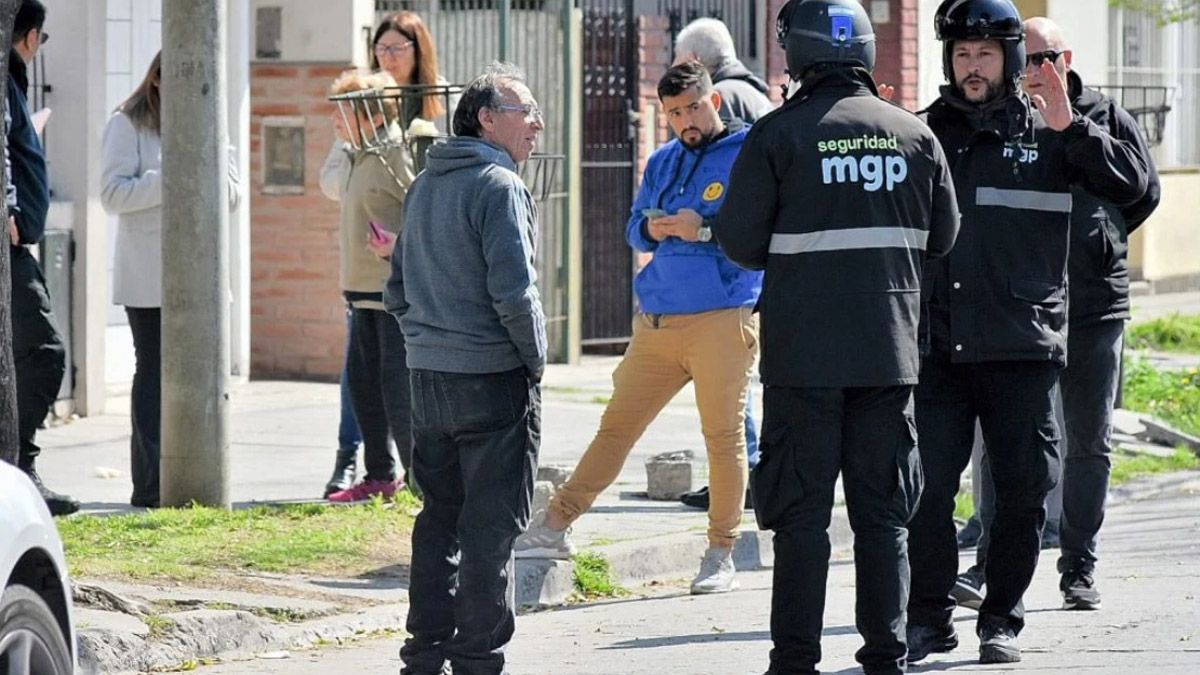 El doble homicidio provocó conmoción entre los vecinos del barrio, en Mar del Plata, quines conocían al atacante por sus problemas de adicción