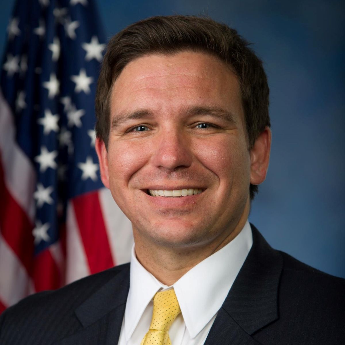 Ronald Dion DeSantis es un político conservador estadounidense. Se desempeña como gobernador de Florida desde 2019. Ronald Dion DeSantis es un político conservador estadounidense. Se desempeña como gobernador de Florida desde 2019.