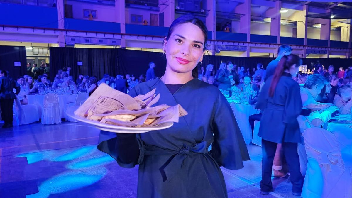 Todos los presentes disfrutaron de diversos platos típicos de Malargüe. Todos los presentes disfrutaron de diversos platos típicos de Malargüe.