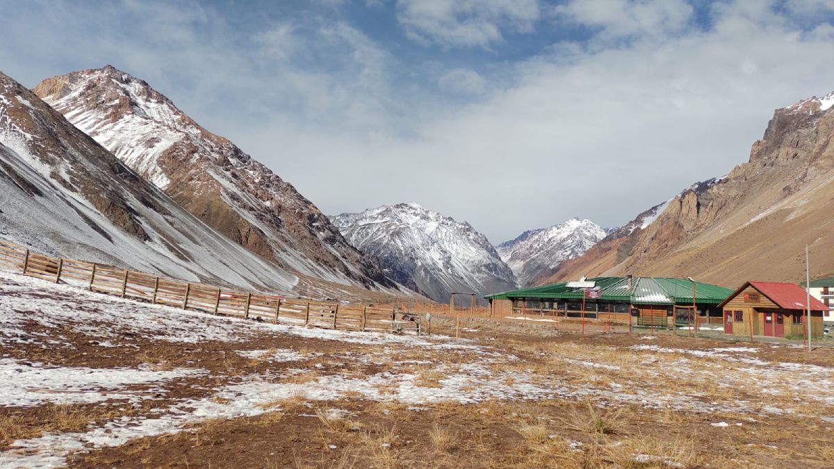 Así lucía este domingo por la mañana la alta montaña de Mendoza, en el sector del centro de esquí de Los Penitentes.