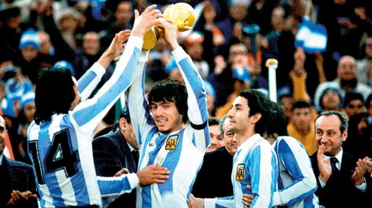 El 25 de junio de 1978 el capital de la Selección argentina, daniel Pasarella, levantaba la Copa del Mundo en el estadio Monumental.