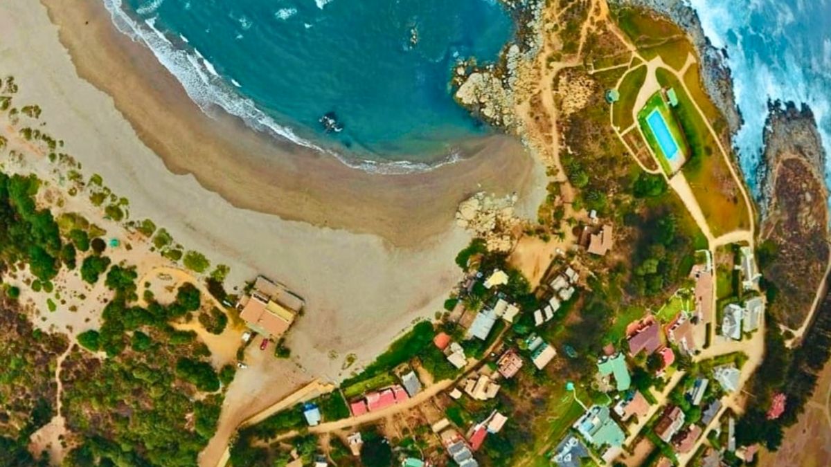El pueblo hippie a 1 hora de Reñaca que tiene una sola playa para su visitantes