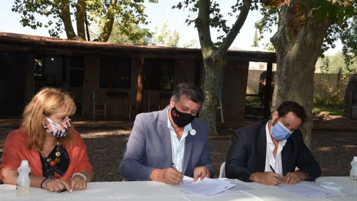 Mónica Lucero de Defensa del Consumidor; Daniel Orozco, intendente de Las Heras y Marcelo DAgostino, subsecretario de Justicia.